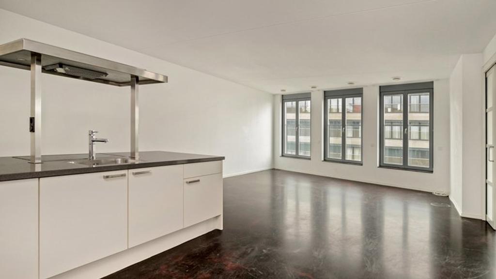 Bright loft with kitchen island on 6th floor - Image 2
