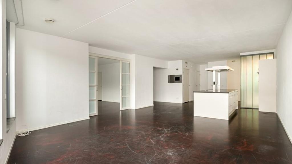 Bright loft with kitchen island on 6th floor - Image 3