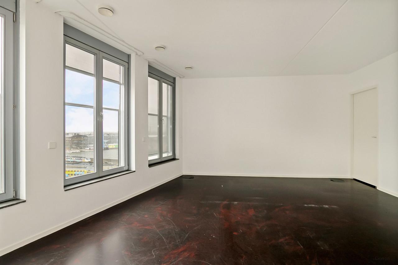 Bright loft with kitchen island on 6th floor - Image 5