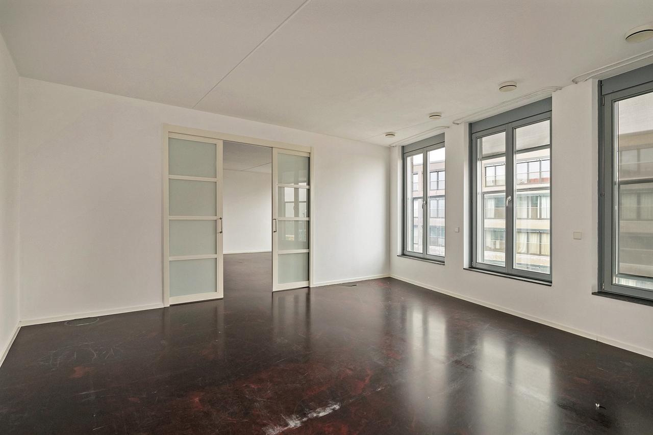 Bright loft with kitchen island on 6th floor - Image 6