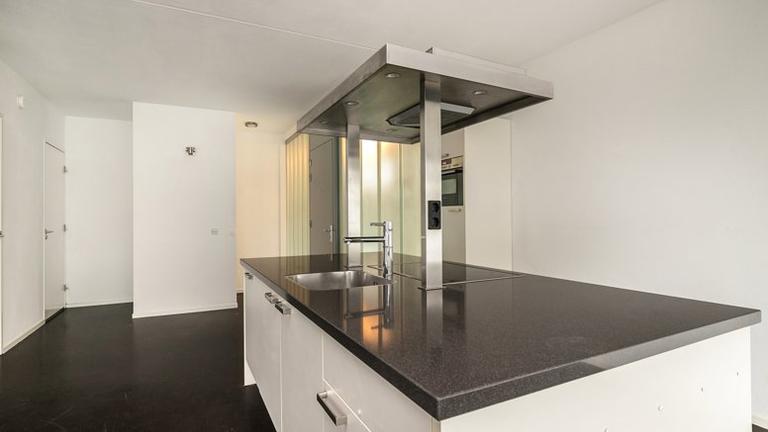 Bright loft with kitchen island on 6th floor - Image 4