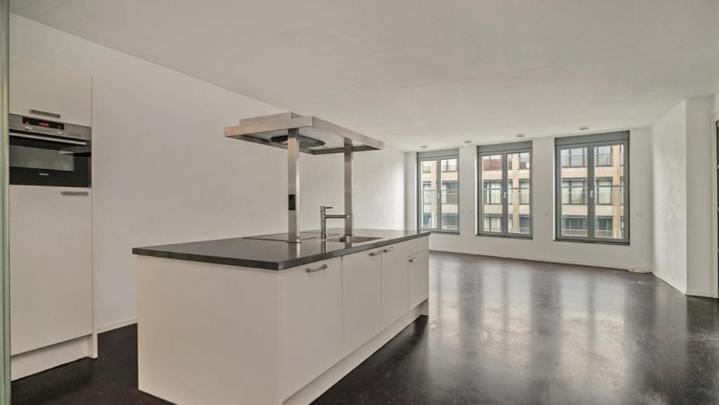 Bright loft with kitchen island on 6th floor - Image 1