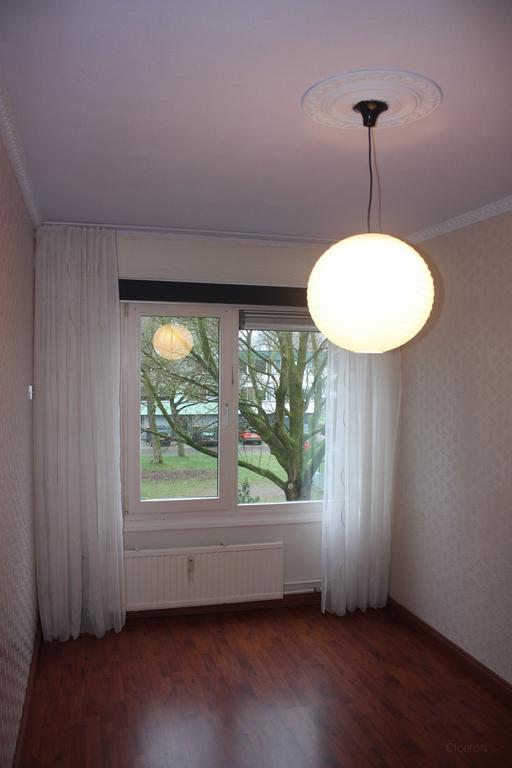 Drive-in home with garden and garage - Image 11