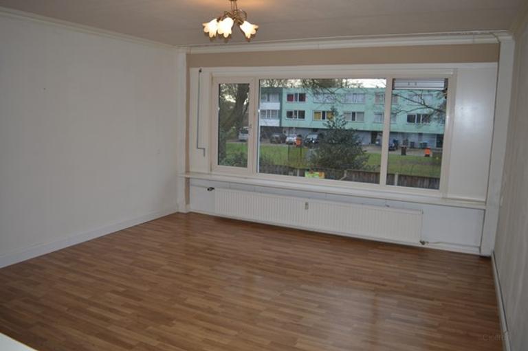 Drive-in home with garden and garage - Image 3