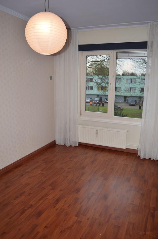 Drive-in home with garden and garage - Image 12