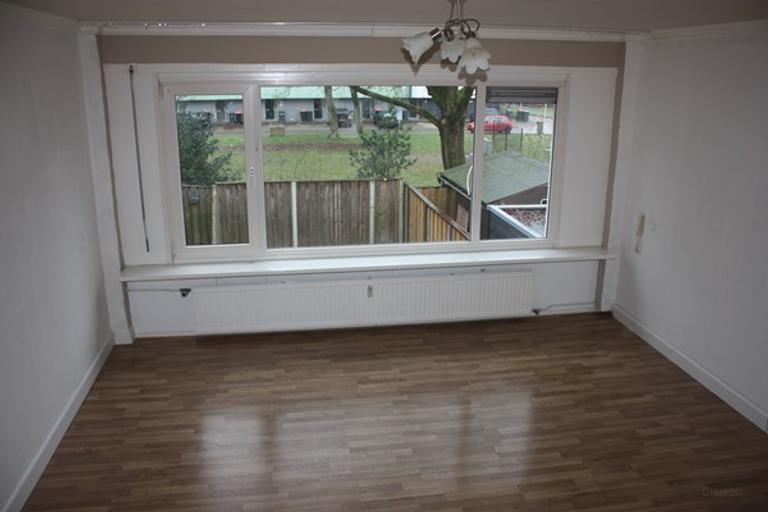 Drive-in home with garden and garage - Image 4