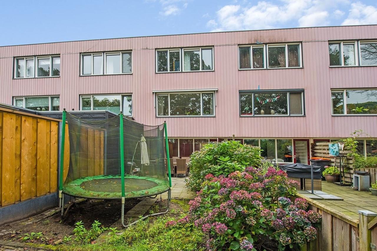 Drive-in home with garden and garage - Image 14