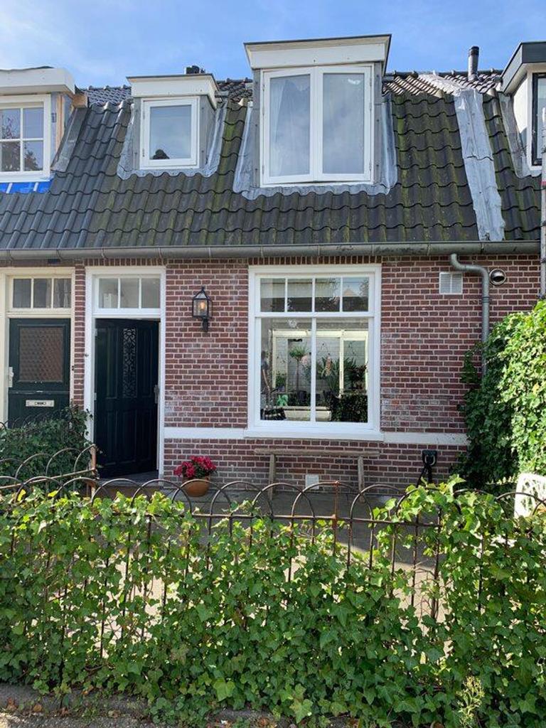 Bright terraced house with patio - Image 1