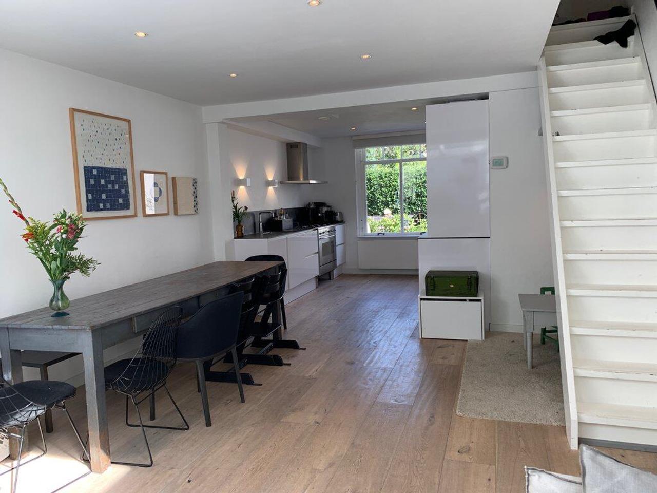 Bright terraced house with patio - Image 7