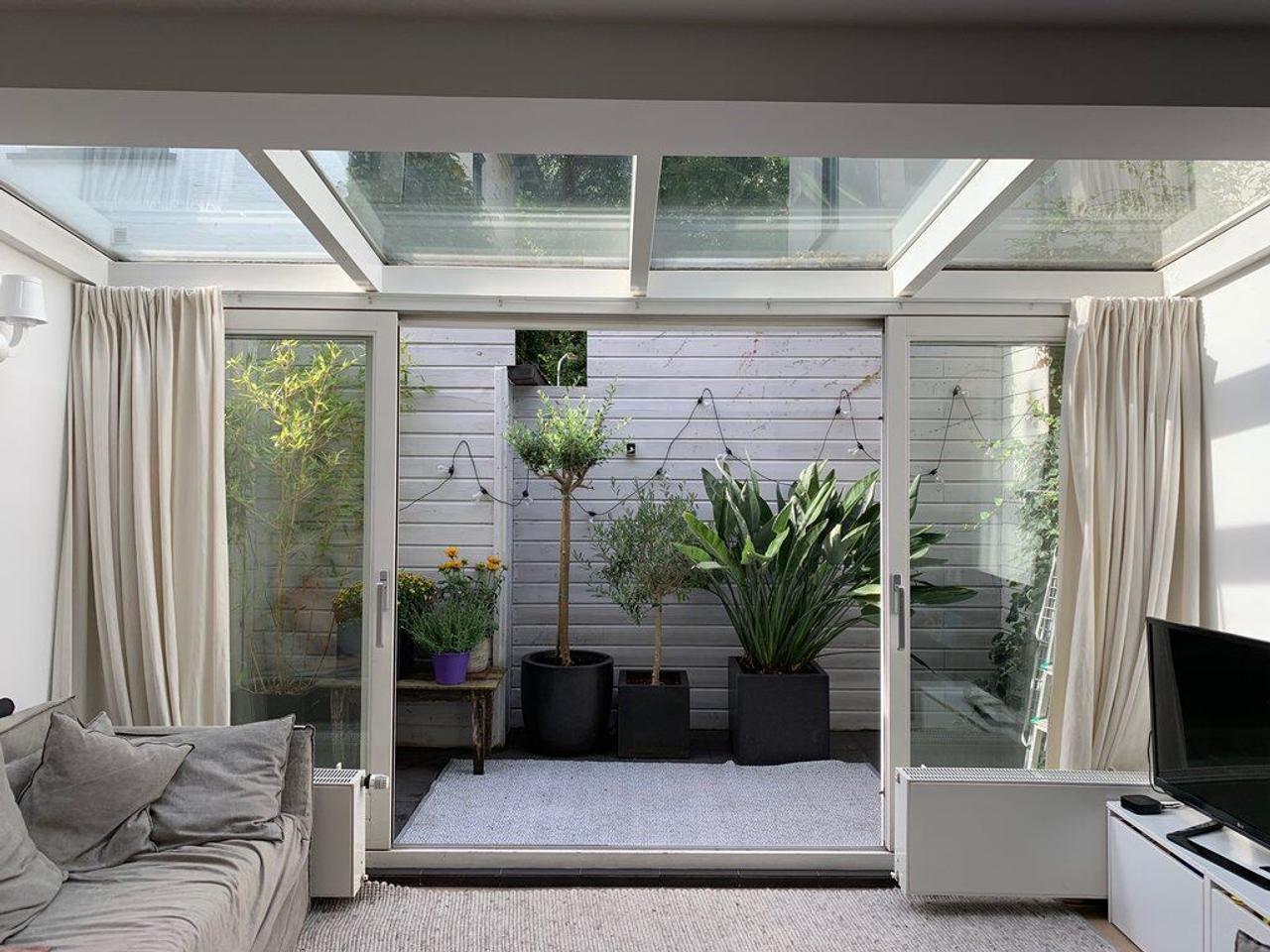 Bright terraced house with patio - Image 12
