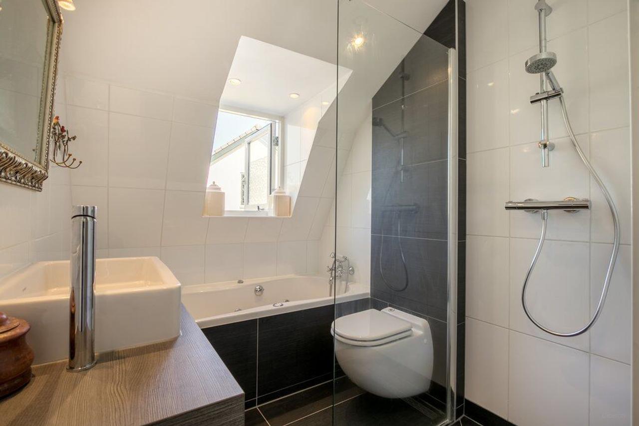 Bright terraced house with patio - Image 18