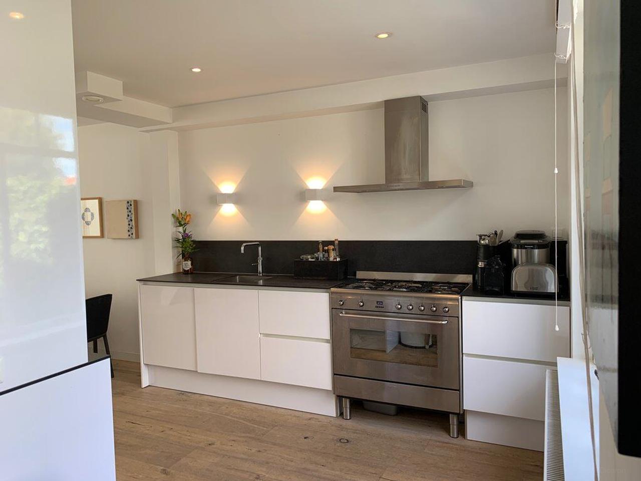 Bright terraced house with patio - Image 8