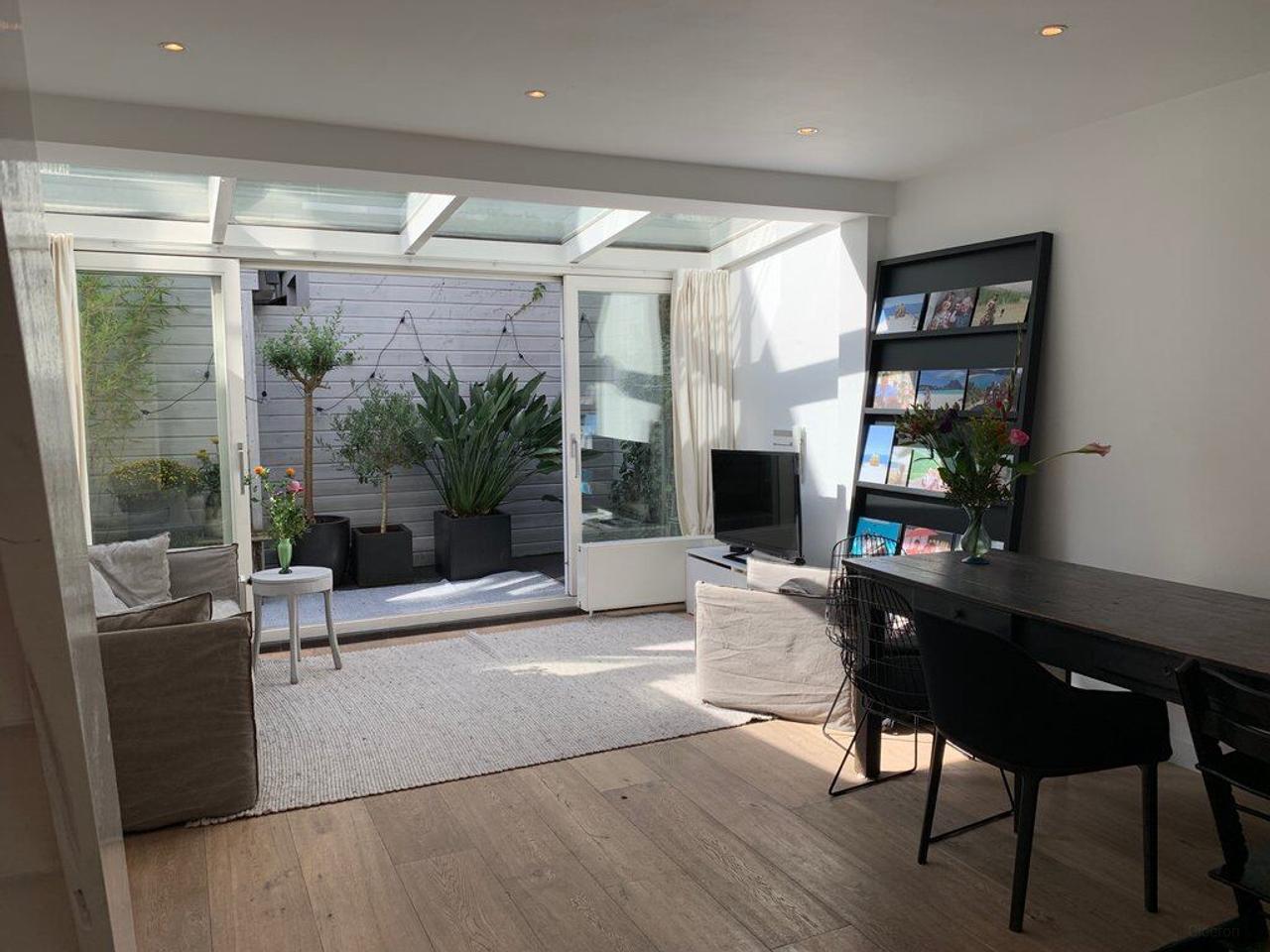 Bright terraced house with patio - Image 10