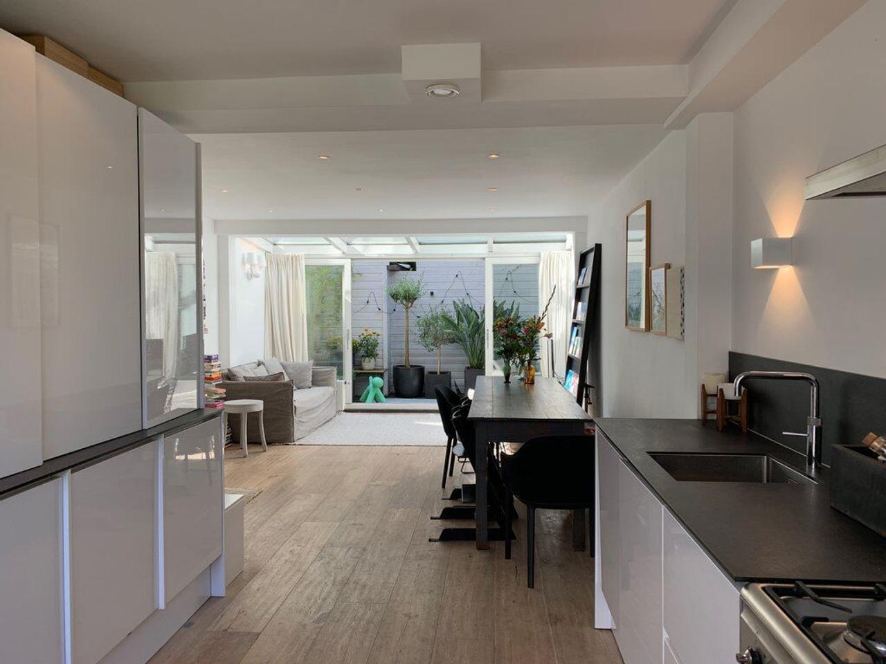 Bright terraced house with patio - Image 9