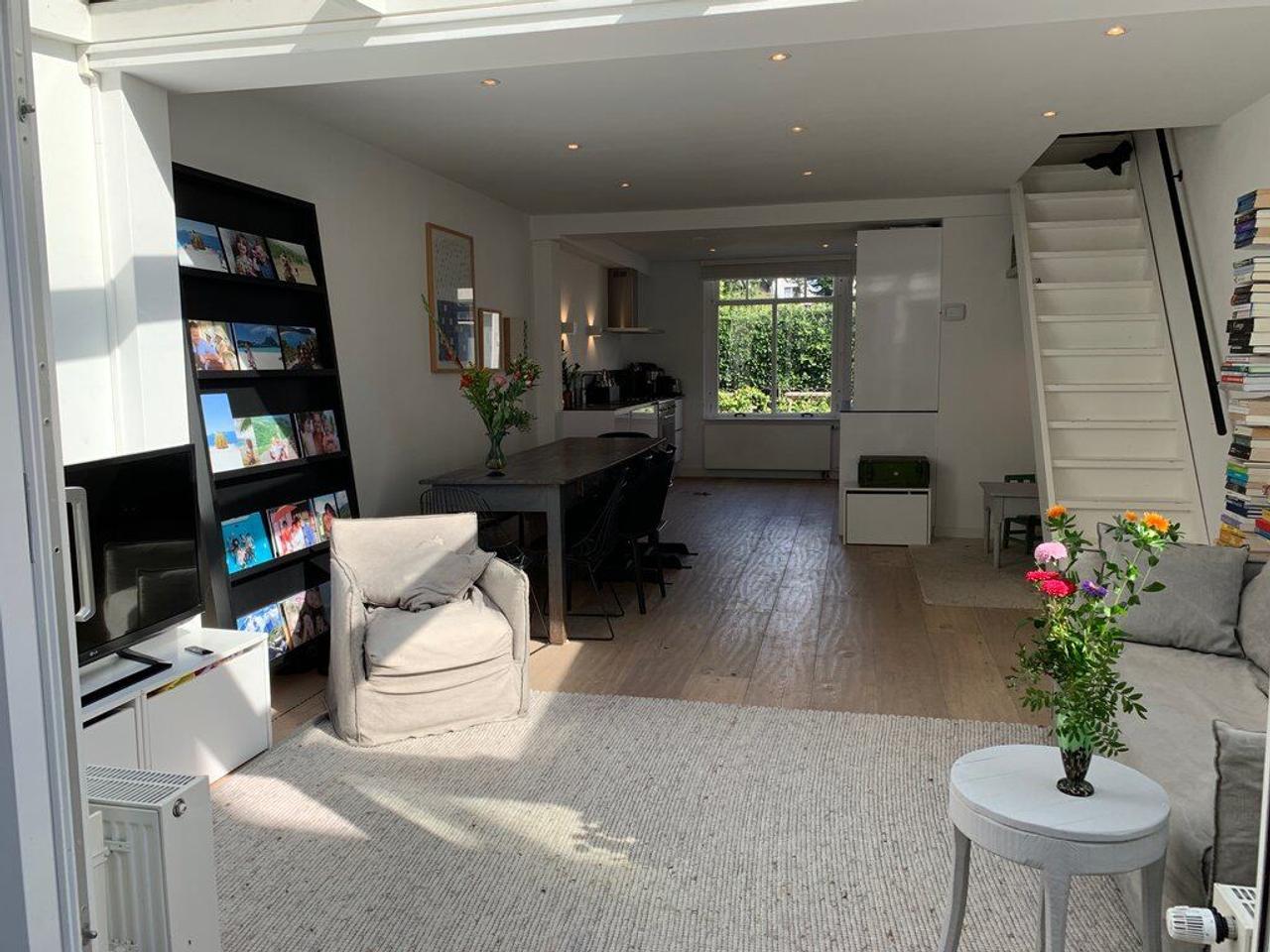 Bright terraced house with patio - Image 3