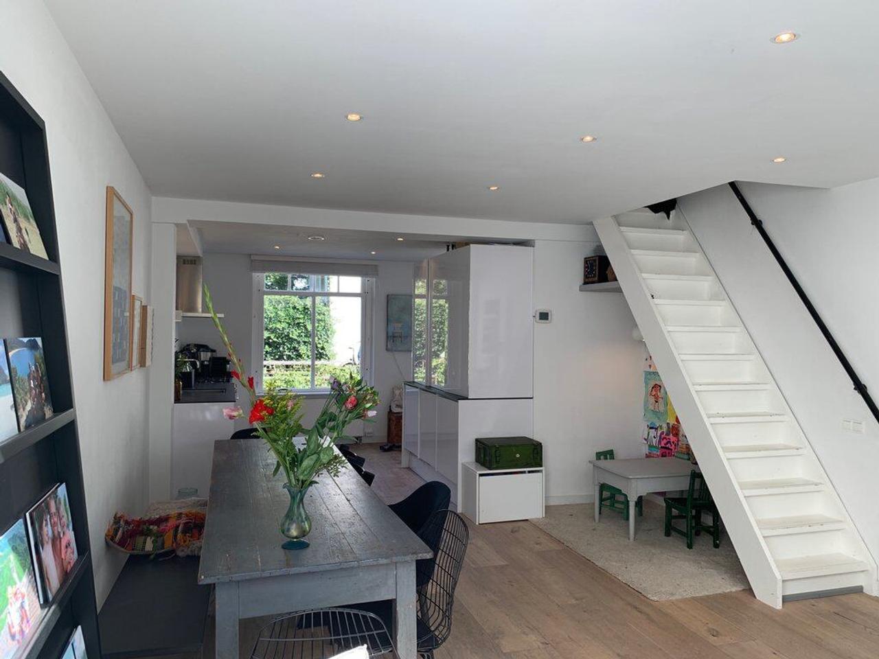 Bright terraced house with patio - Image 4