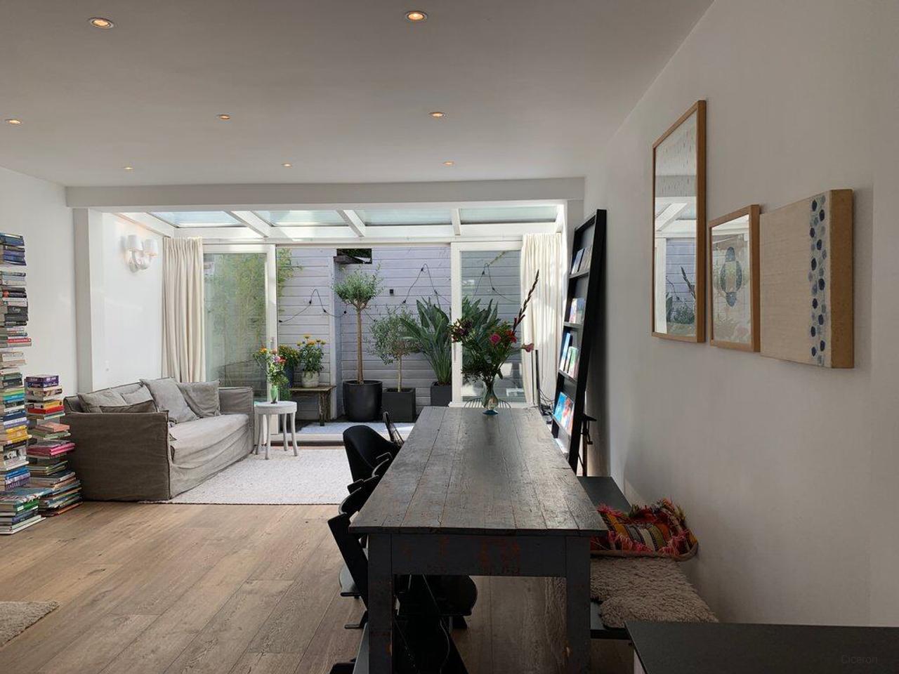 Bright terraced house with patio - Image 11