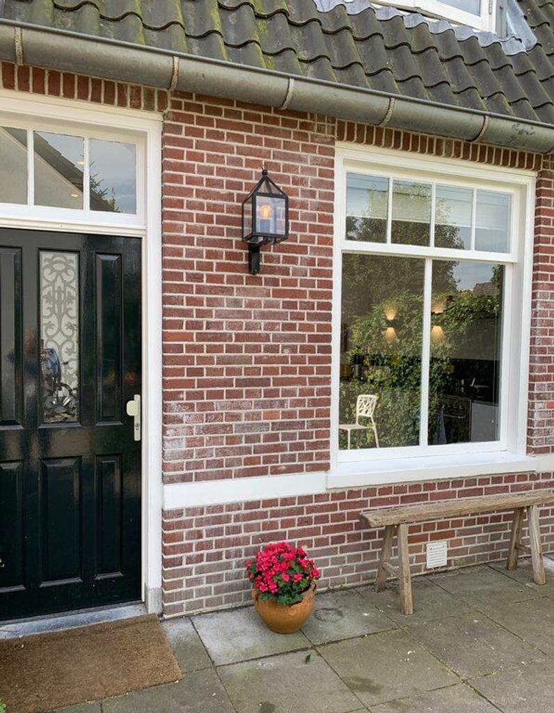 Bright terraced house with patio - Image 2