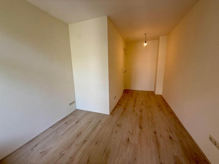 Apartment with balcony in West - Image 4