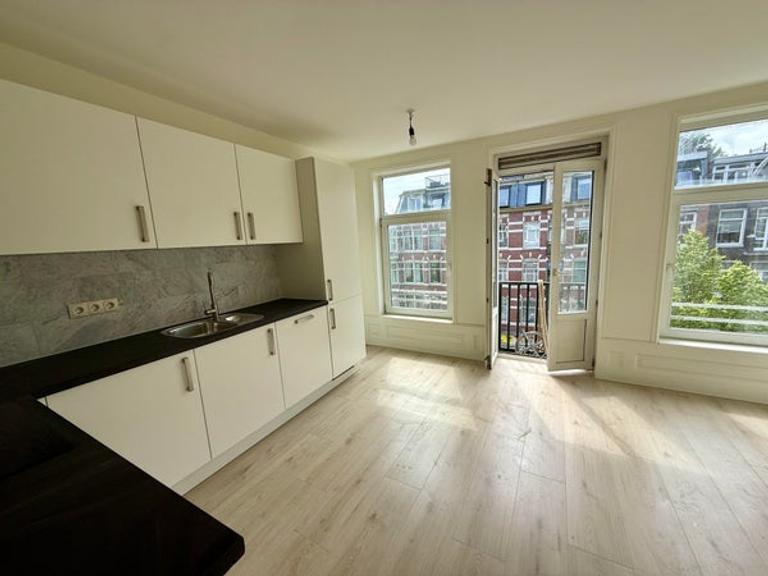 Apartment with balcony in West - Image 2