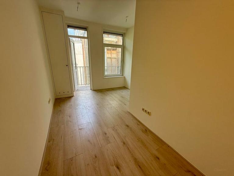 Apartment with balcony in West - Image 3