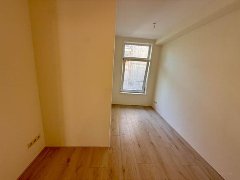 Apartment with balcony in West - Image 5