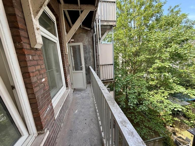 Apartment with balcony in West - Image 8