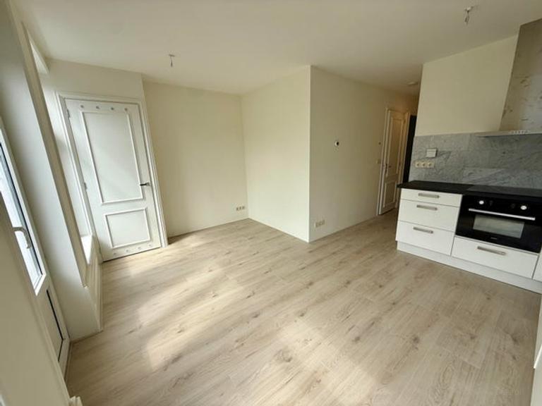 Apartment with balcony in West - Image 1