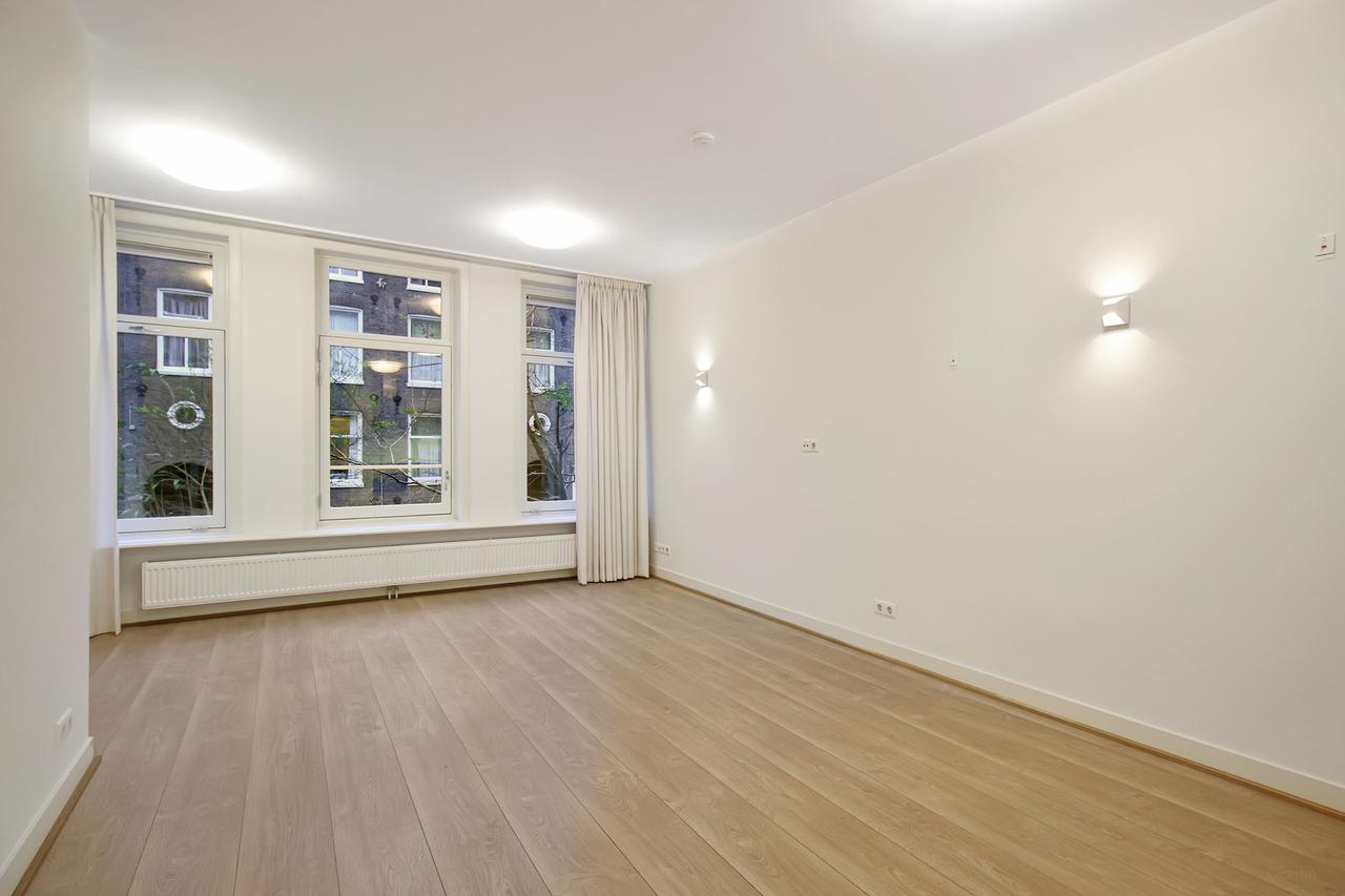 2-bedroom apartment with balcony in De Pijp - Image 2