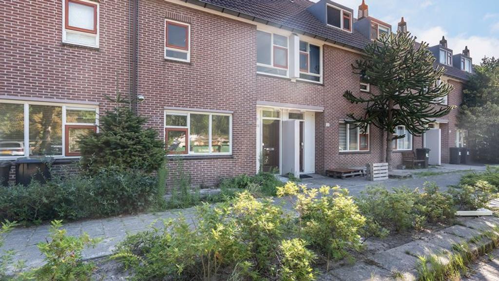 Bright family home with 3 bedrooms and garden in Diemen - Image 1