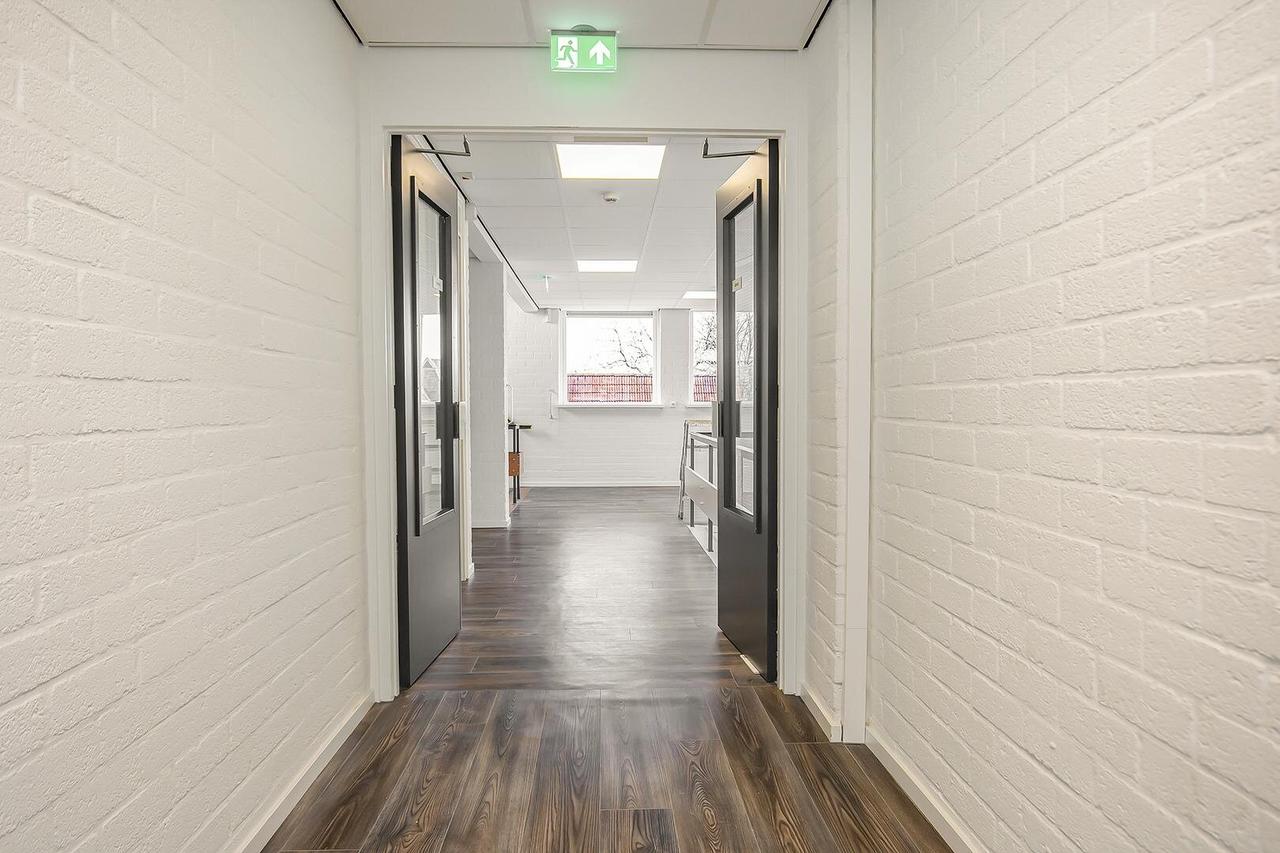 Renovated 55+ apartment with balcony - Image 23