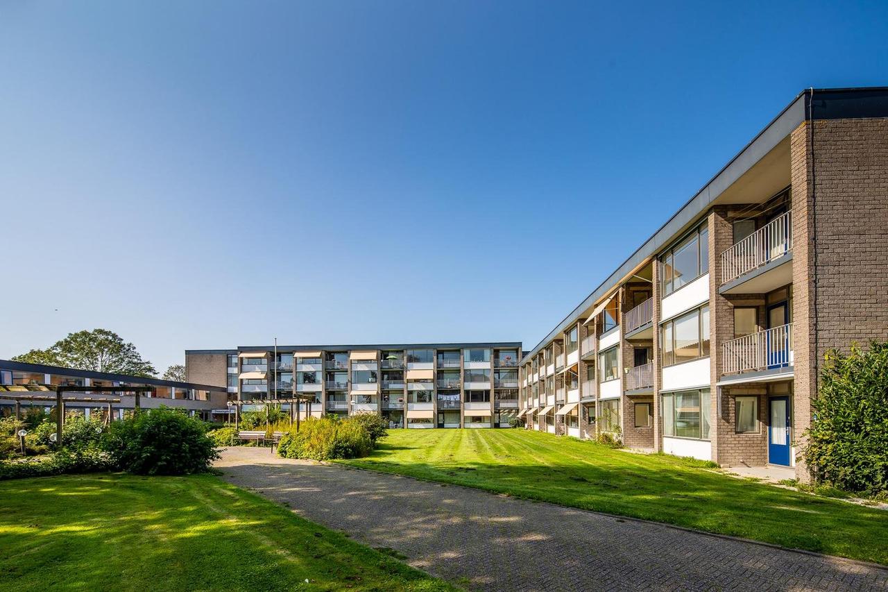 Renovated 55+ apartment with balcony - Image 1