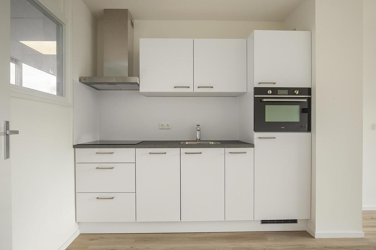Renovated 55+ apartment with balcony - Image 11