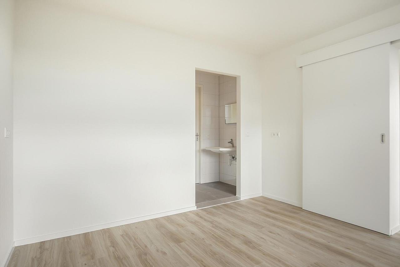 Renovated 55+ apartment with balcony - Image 14
