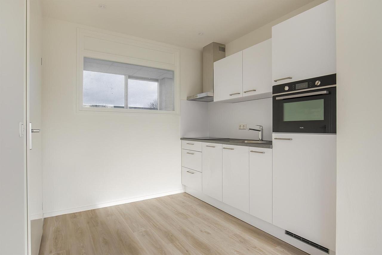 Renovated 55+ apartment with balcony - Image 10