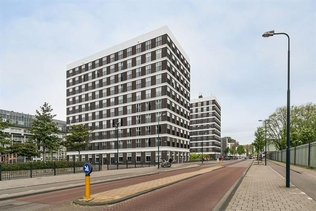 132 m² apartment with 4 bedrooms - Image 1