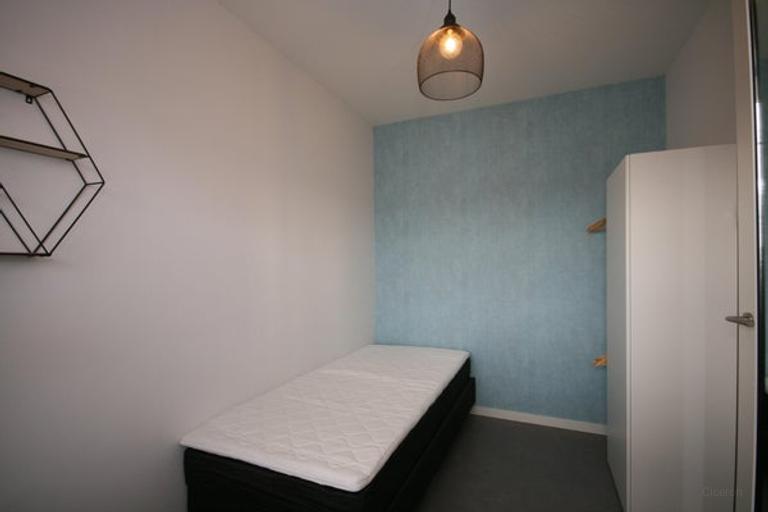 Furnished 2-bedroom apartment with parking space - Image 6