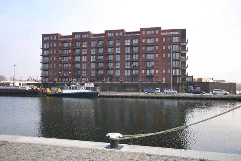 Furnished 2-bedroom apartment with parking space - Image 1