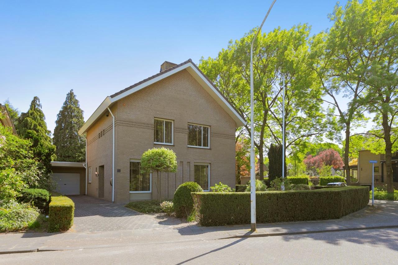 Detached villa with 6 bedrooms - Image 1