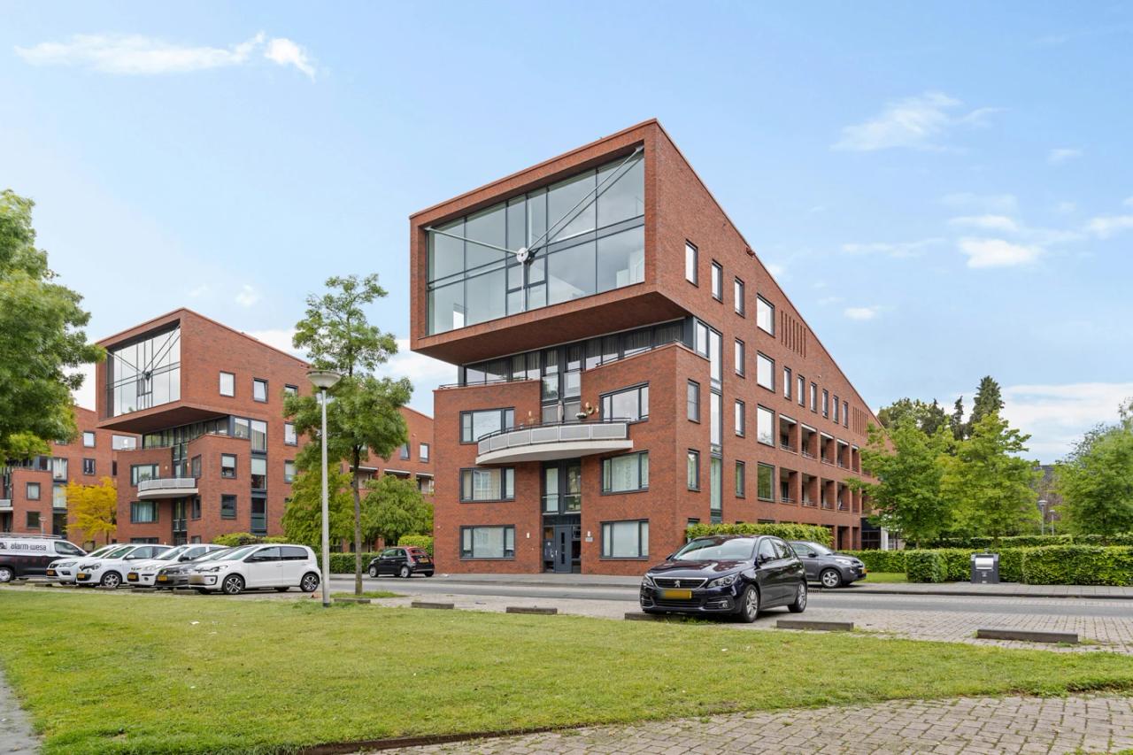 Penthouse with mezzanine and roof terrace - Image 1