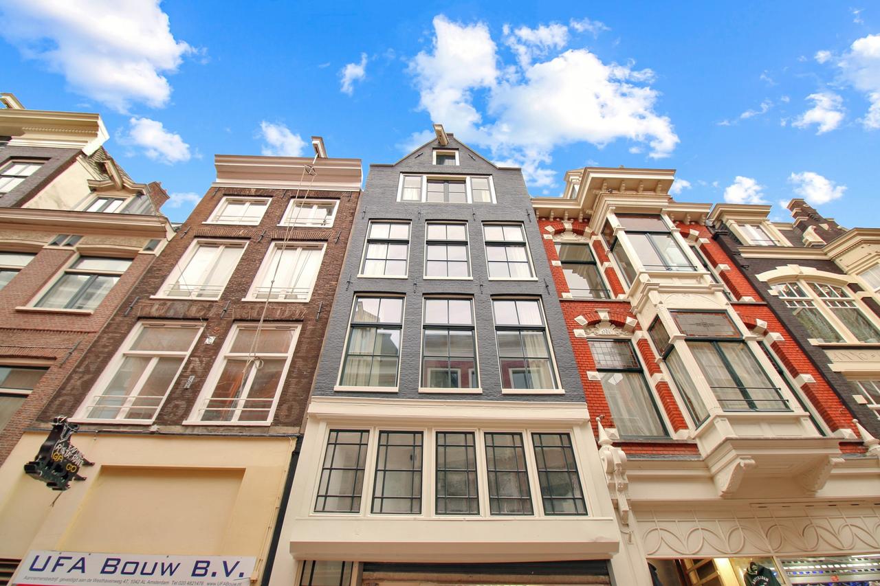 3-Bedroom Apartment in the Heart of Amsterdam - Image 1