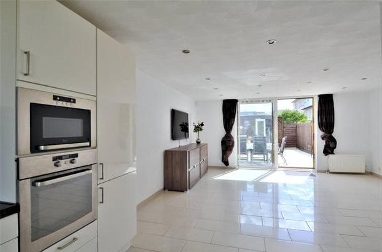 4-bedroom house with garden and roof terrace - Image 7