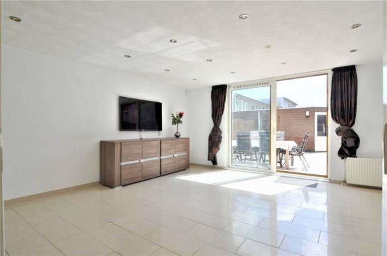 4-bedroom house with garden and roof terrace - Image 9