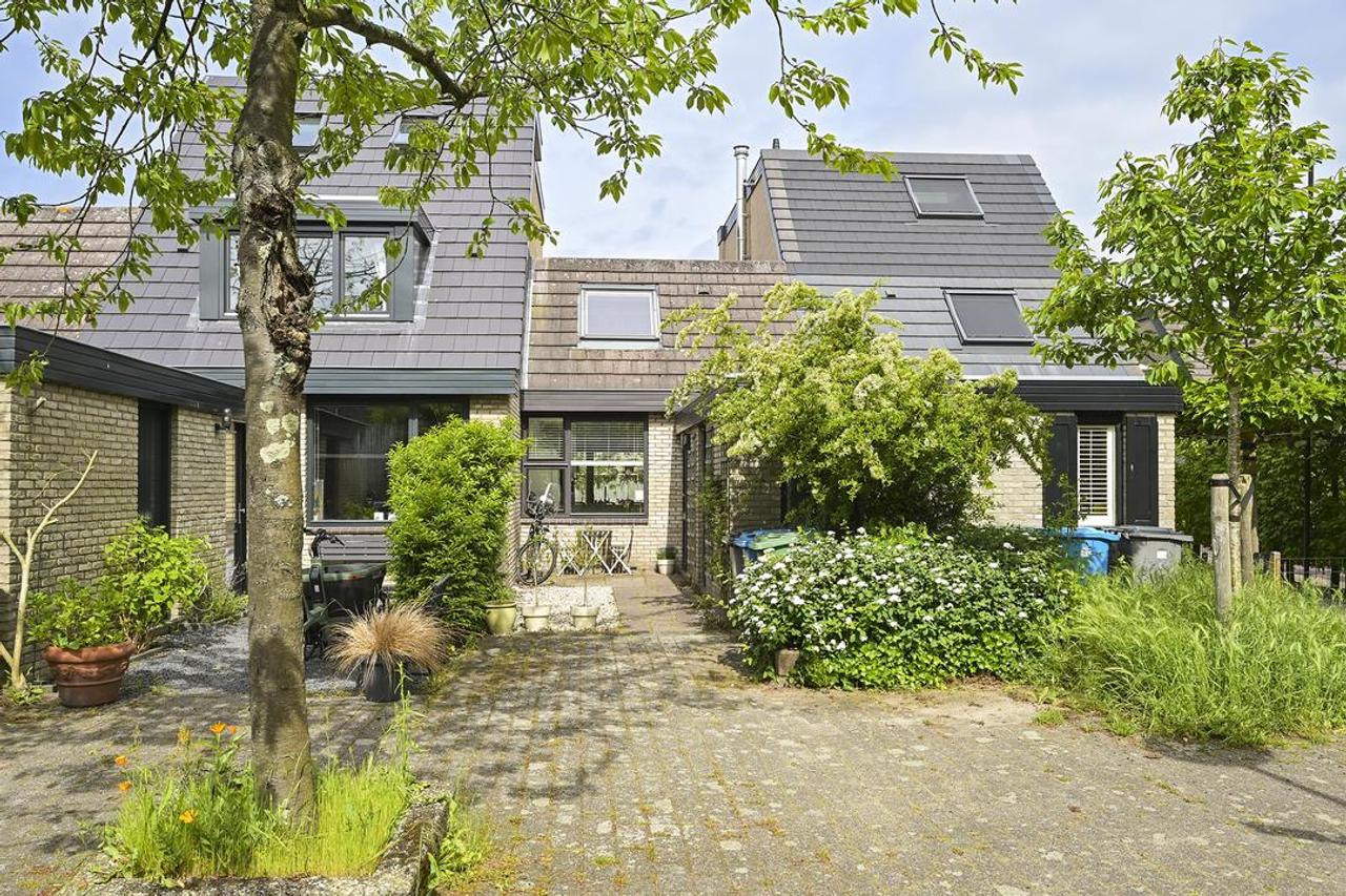 Family Home of 112 m² on the Water in Wassenaar - Image 1
