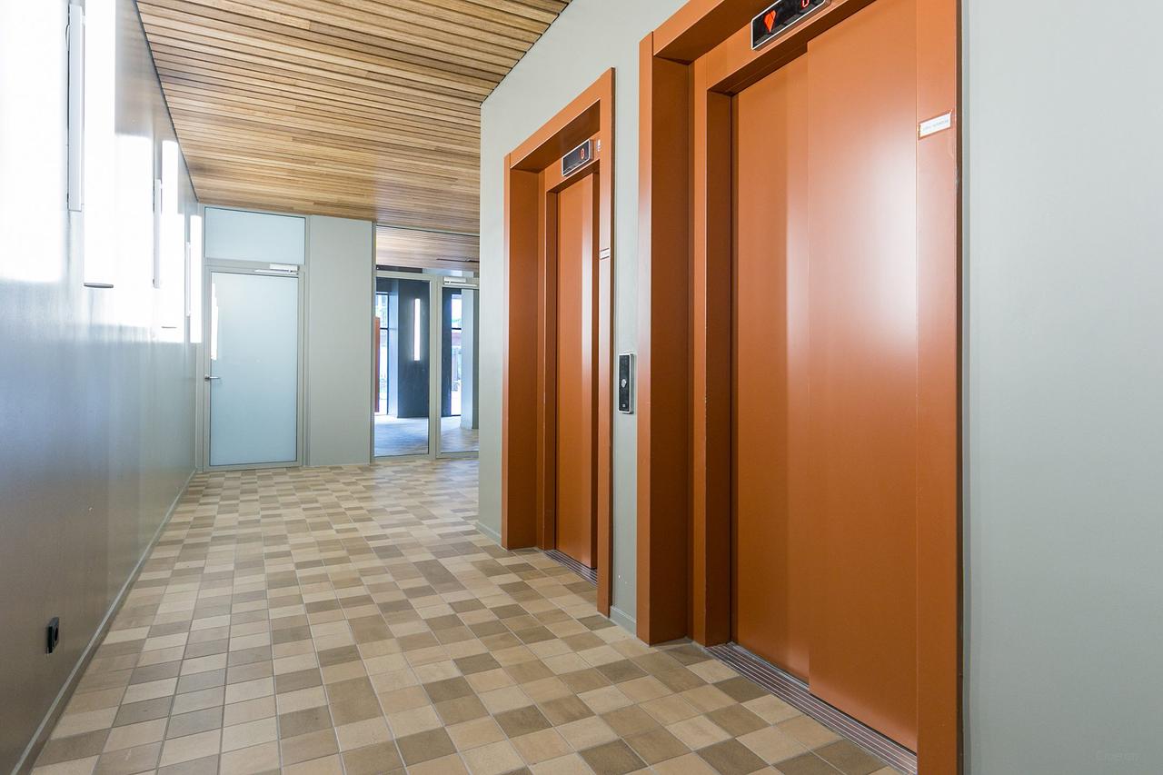 Bright 61m² studio on the 9th floor in Strijp-S - Image 6