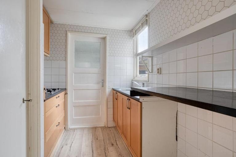 1930s Semi-Detached House near Julianapark - Image 9