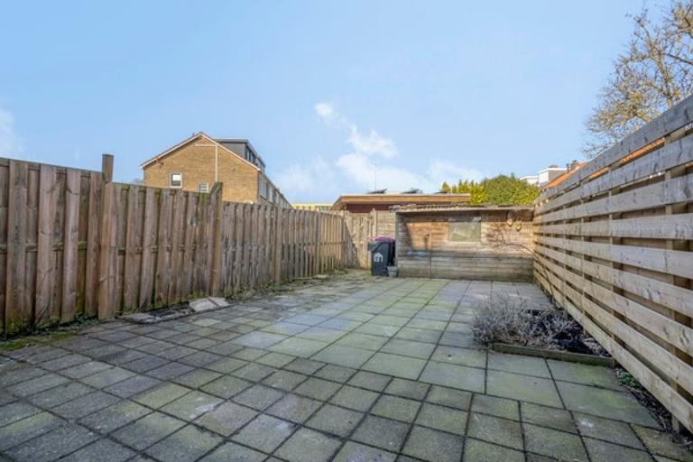 Energy-efficient house with a deep garden - Image 25