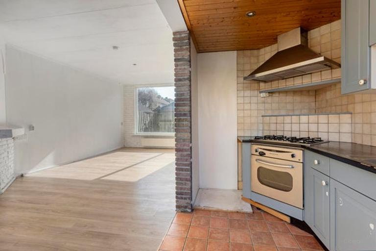 Energy-efficient house with a deep garden - Image 13