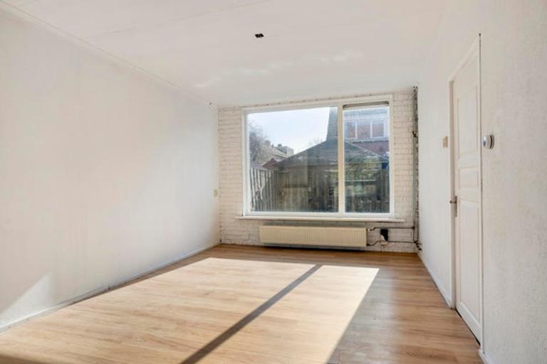 Energy-efficient house with a deep garden - Image 10