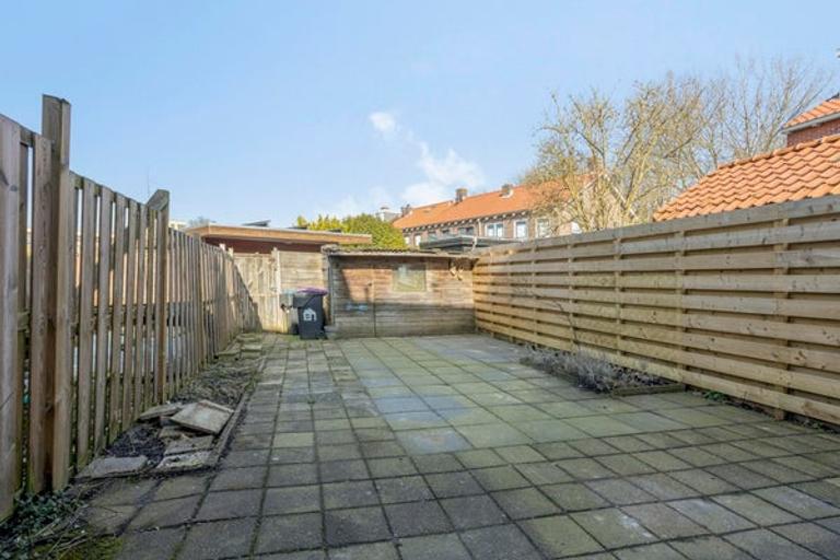 Energy-efficient house with a deep garden - Image 24